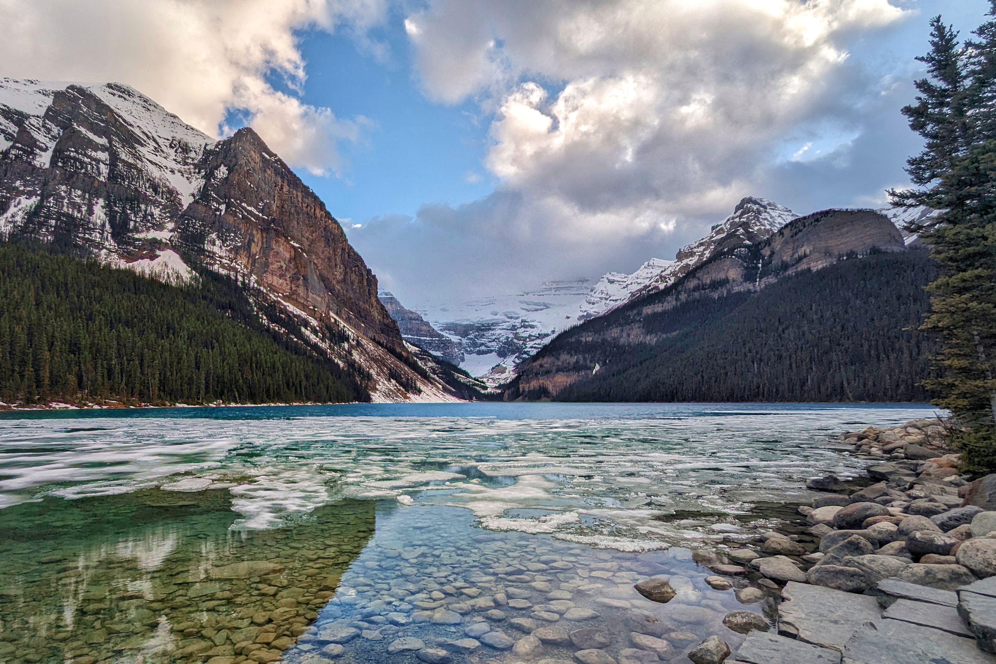 Lac et montagnes à Waterton Lakes